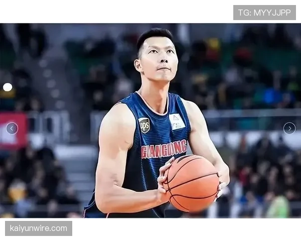 易建联家里冰箱贴都是NBA球队logo，连牛奶盒都得按训练餐单贴标签